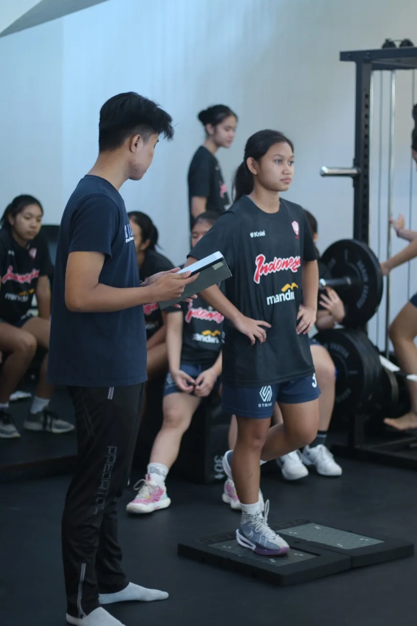 Dokumentasi assessment atlet menggunakan alat pengukuran dengan pendamping